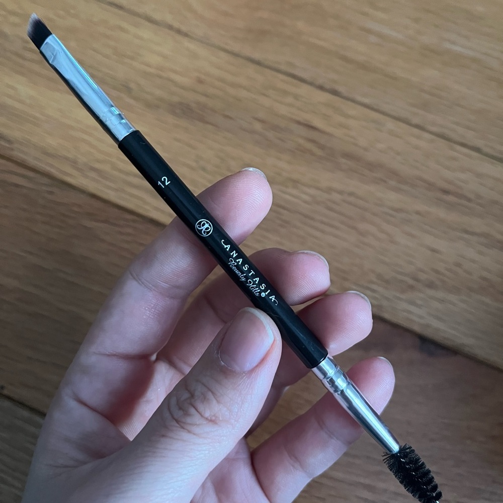 Anastasia beverly hills spoolie brush 12